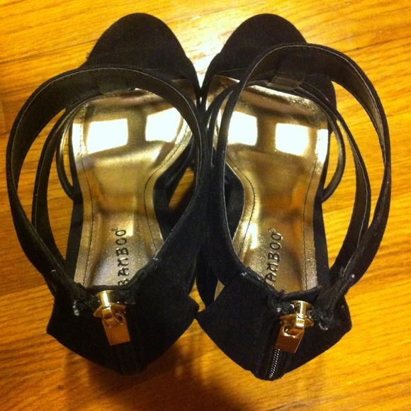 BAMBOO Super cute Cut Out Platform Wedges - Picture 4 of 4