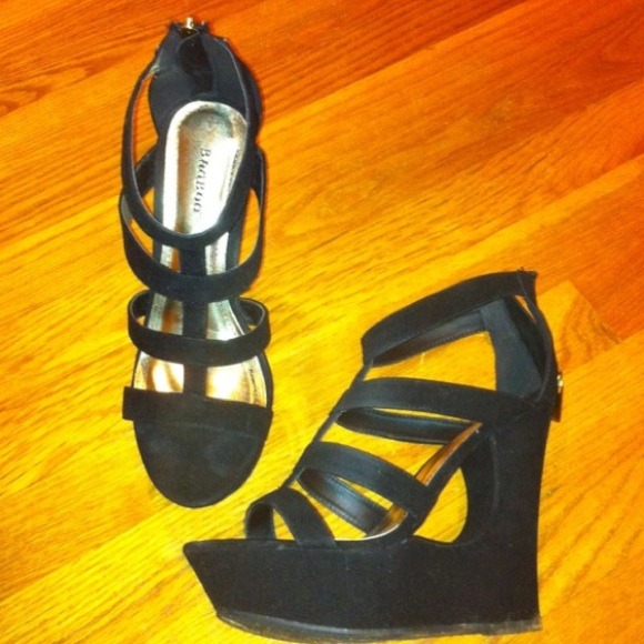 BAMBOO Super cute Cut Out Platform Wedges - Picture 2 of 4