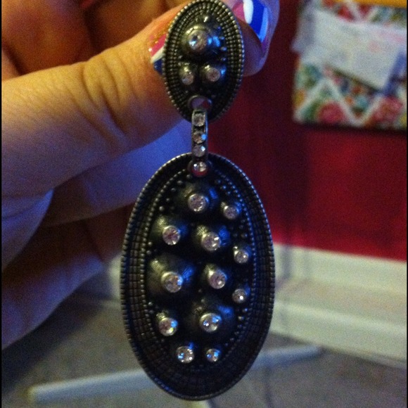 Large fake-diamond high fashion earrings! - Picture 2 of 2