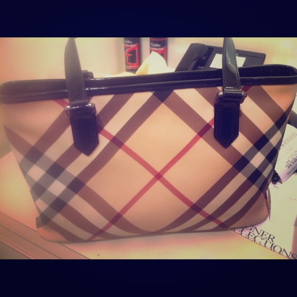 ➡️👍Reseved 100% authentic Burberry handbag....