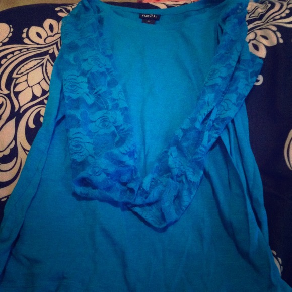 Long sleeve shirt, lace sleeves