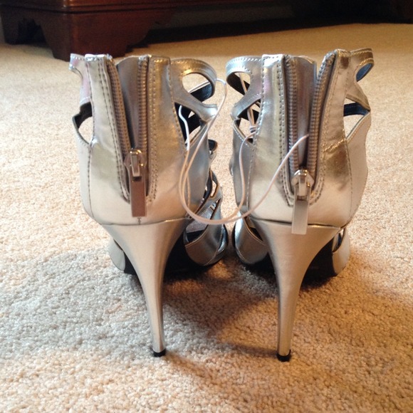 Metallic silver cutout heels - Picture 2 of 3