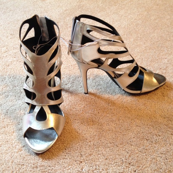 Metallic silver cutout heels - Picture 3 of 3