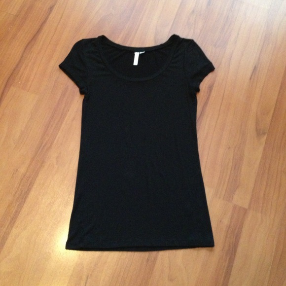 ❌SOLD❌ frenchi Black Scoop Neck Soft Tee SZ M