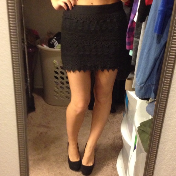 SOLD Forever21 Black MiniSkirt - Picture 3 of 4