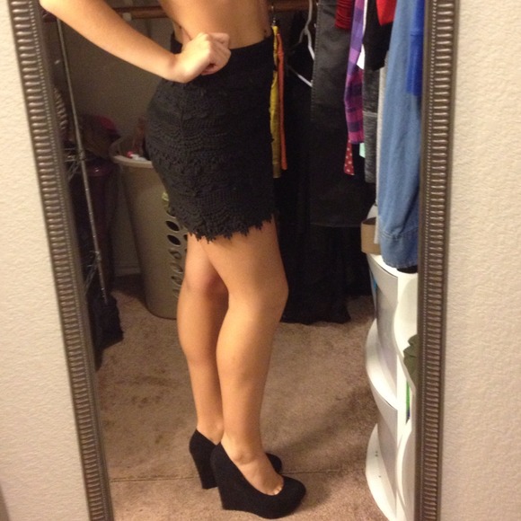 SOLD Forever21 Black MiniSkirt - Picture 4 of 4