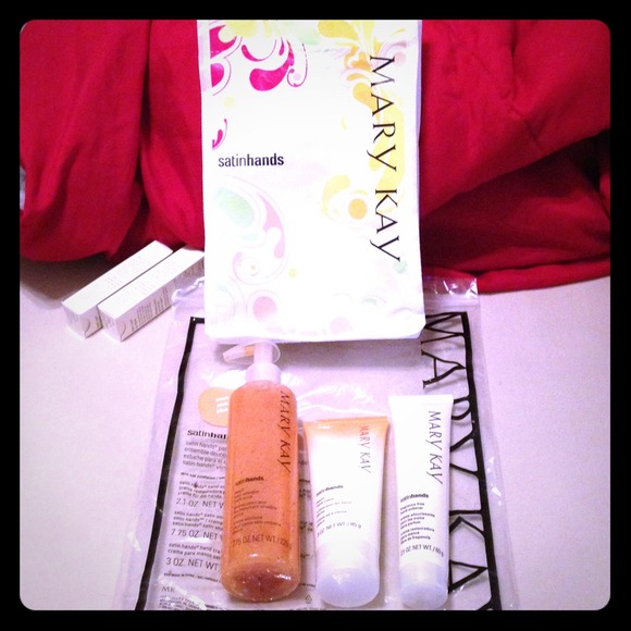 *One day only* Peach Satin hands pampering set