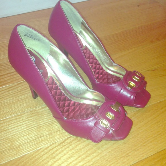 Spring plum buckle pumps