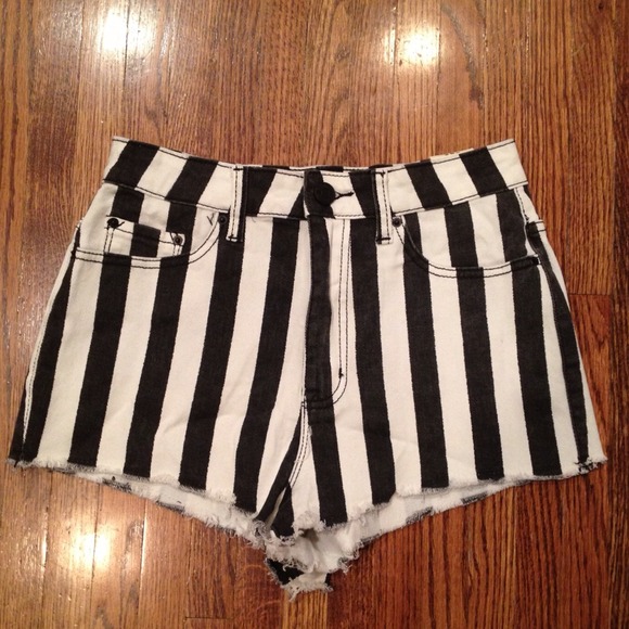 💛B&w striped BDG high waisted shorts💛
