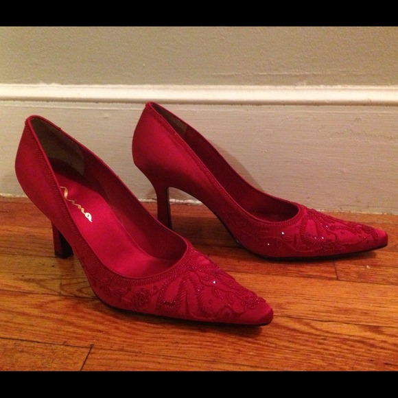 Exquisite red heels with embroidery