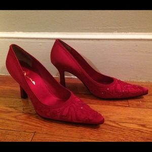 Exquisite red heels with embroidery