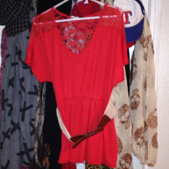 🚫sold in bundle🚫Dark coral/red top with belt