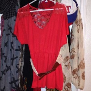 🚫sold in bundle🚫Dark coral/red top with belt