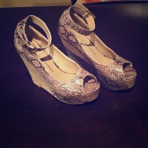 Chinese Laundry Wedges