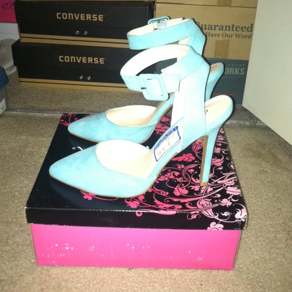 Heels - Picture 3 of 4