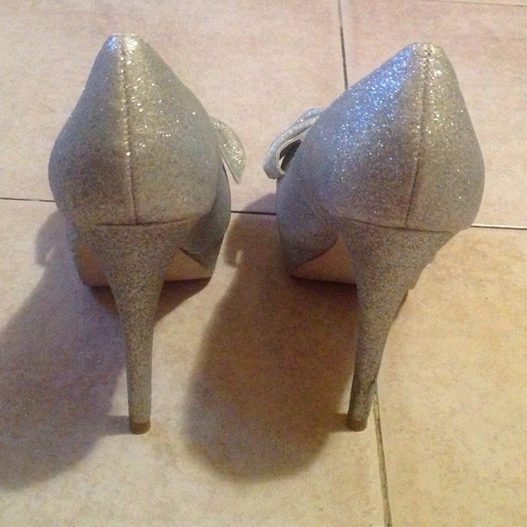 Silver Glitter Platform Bow Heels Size 6 - Picture 3 of 4