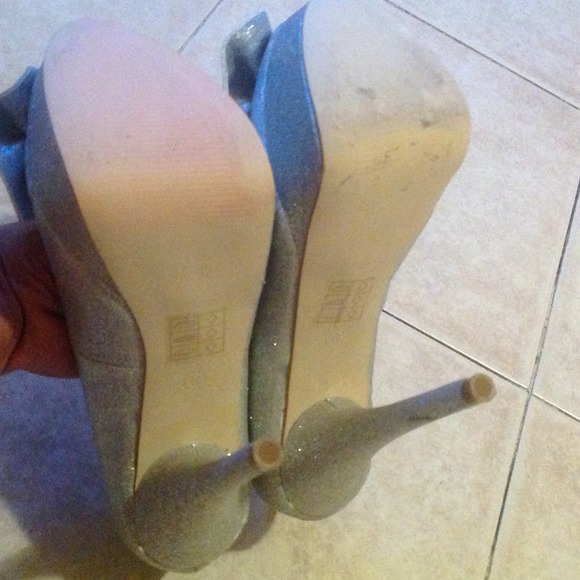 Silver Glitter Platform Bow Heels Size 6 - Picture 4 of 4