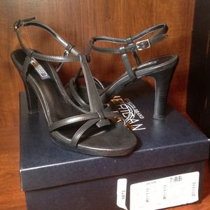 👠 Black Strappy Sandal Heels.