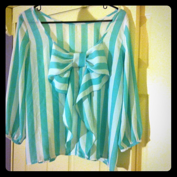 💢On Hold💢 Striped Bow Back Top