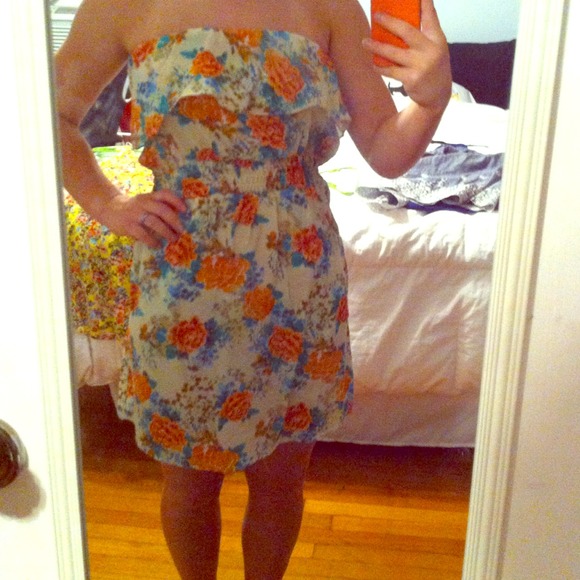 Floral strapless dress! 🌺