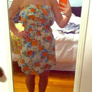 Floral strapless dress! 🌺