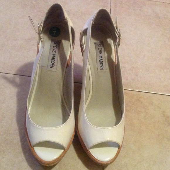 Steve Madden White Patent Peep Toe Wedges Size 7 - Picture 2 of 4