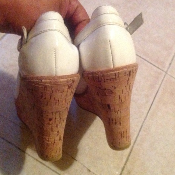 Steve Madden White Patent Peep Toe Wedges Size 7 - Picture 3 of 4