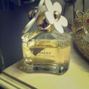 Marc Jacobs Daisy perfume 3.4 oz 70%