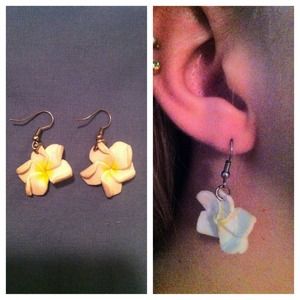 White flower drop earrings