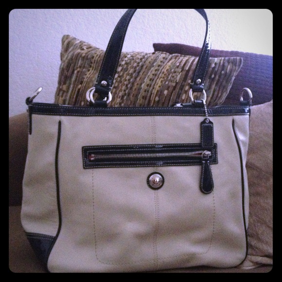 Coach Handbags - gifted to sister 🌀Large Coach Carry All Handbag