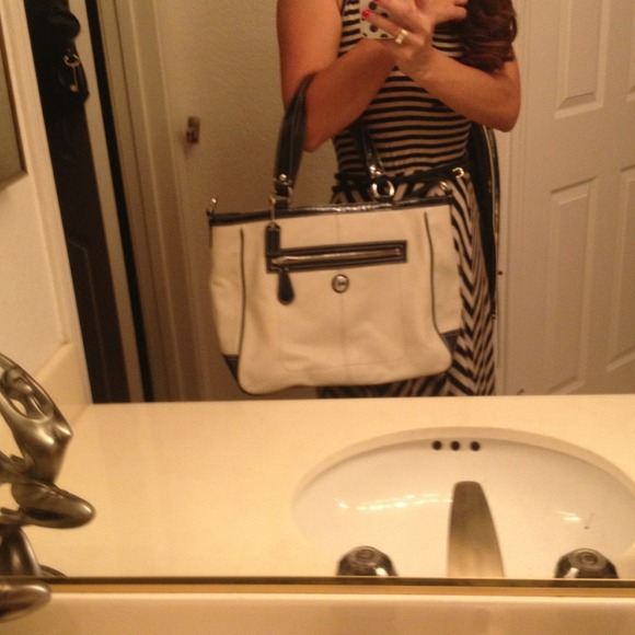 gifted to sister 🌀Large Coach Carry All Handbag - Picture 4 of 4