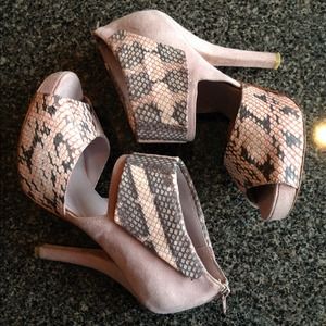 Kelsi Dagger Pink Suede Snakeskin Pumps!