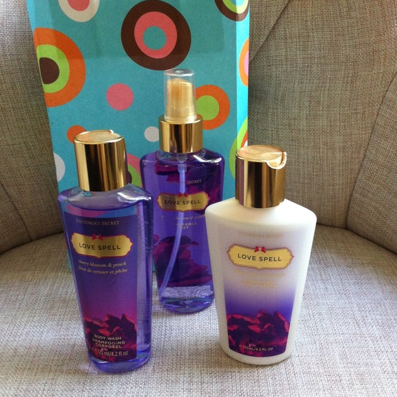 🚫SOLD🚫 Victoria's Secret Love Spell gift set!!!