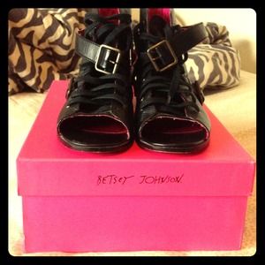 SOLD 🔴😘Betsy Johnson open toe willoes 💋🔴