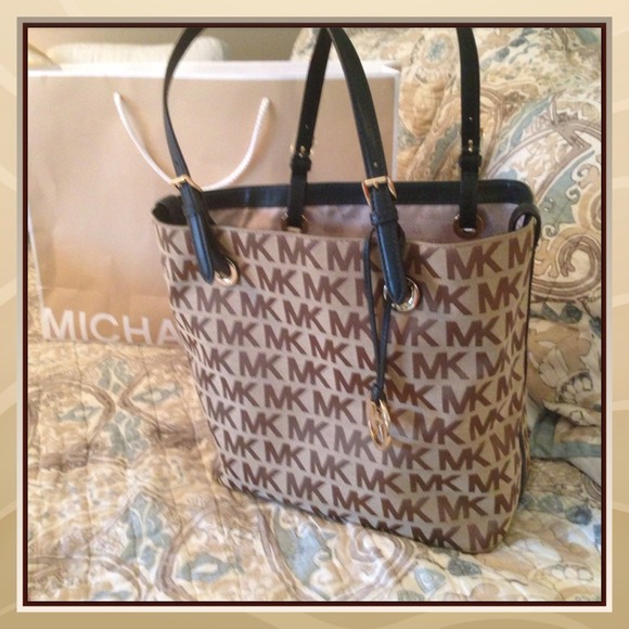 Michael Kors Handbags - ❌RESRVED for pedrosol06❌Authentic MK Jet Set Tote