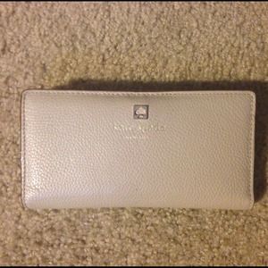 {Holding} Kate spade wallet