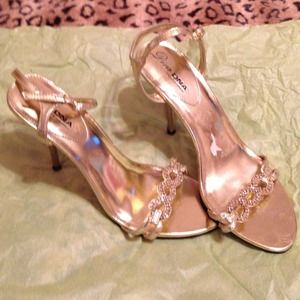 🚨SALE🚨🎀Gently used gold heels with clear stones