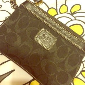 REDUCED!✨ Gently used signature Coach wristlet!👝