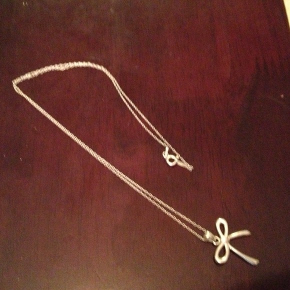 ❌SOLD IN BUNDLE❌Sterling silver bow necklace - Picture 3 of 3