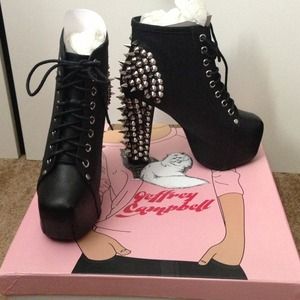 Black spiked Litas