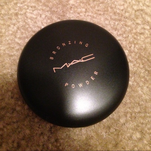 SOLD MAC golden bronzer - Picture 2 of 2