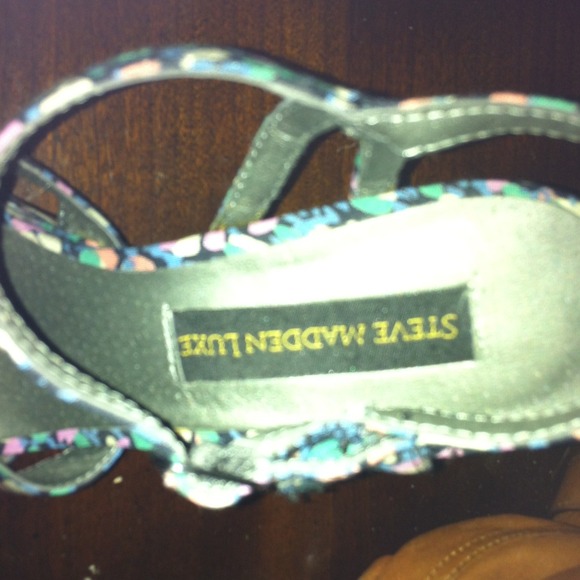 Size 8.5 Steve Madden Floral pumps - Picture 2 of 2