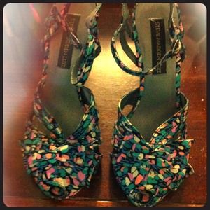 Size 8.5 Steve Madden Floral pumps