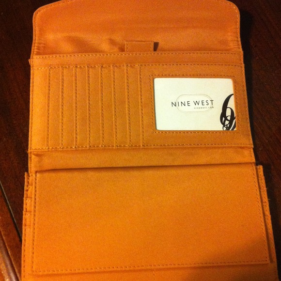Nine West tan leather wallet - Picture 2 of 2