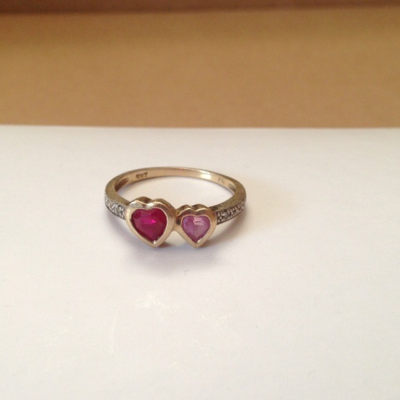 Size 7 Kay Jewelers Gold and Ruby Heart Ring