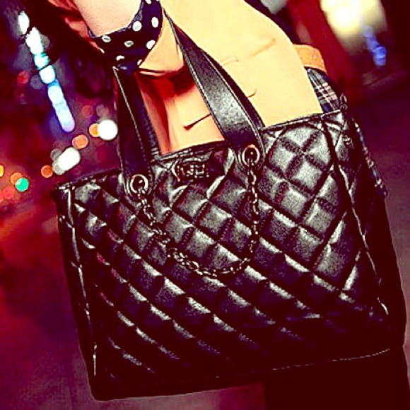 📛SOLD📛Large Quilted Black bag