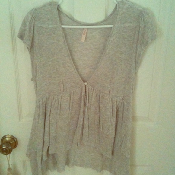 Light grey shortsleeve cardigan with single button