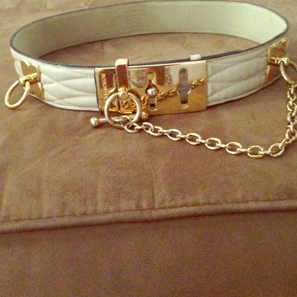 BCBG belt cream