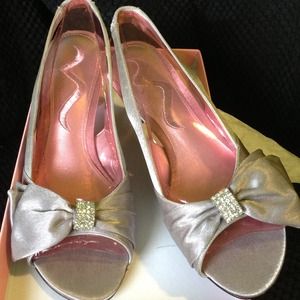 WORN 1X NINA ROYAL SILVER HEELS