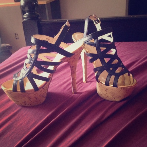 Beautiful strappy Black platform heels!